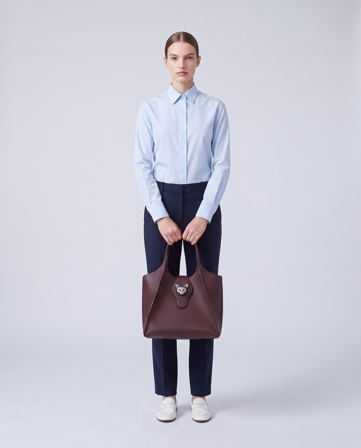 Model carrying the Onda leather tote in Burgundy – full length