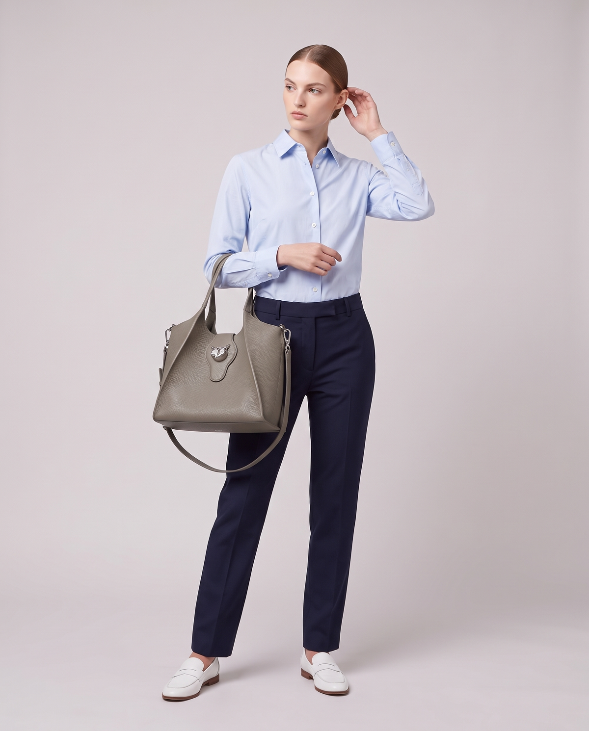 Model carrying the Onda leather tote in Khaki – full length