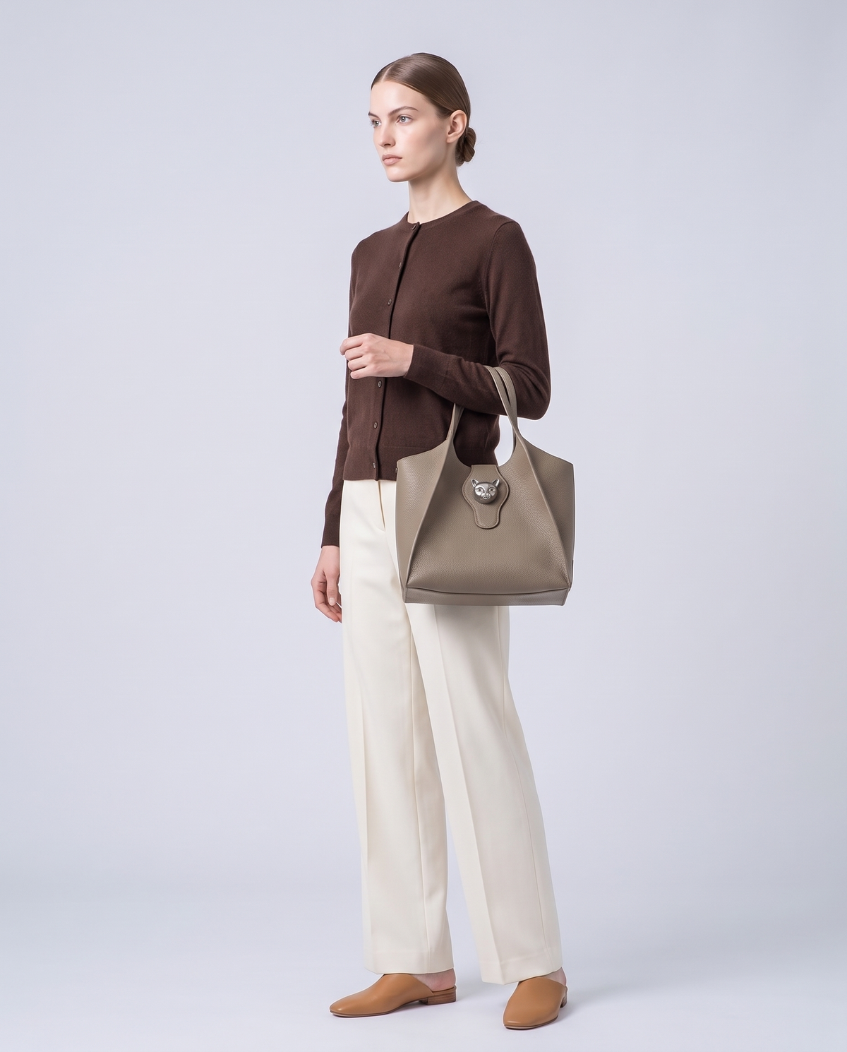 Model carrying the Onda leather tote in Taupe – full length