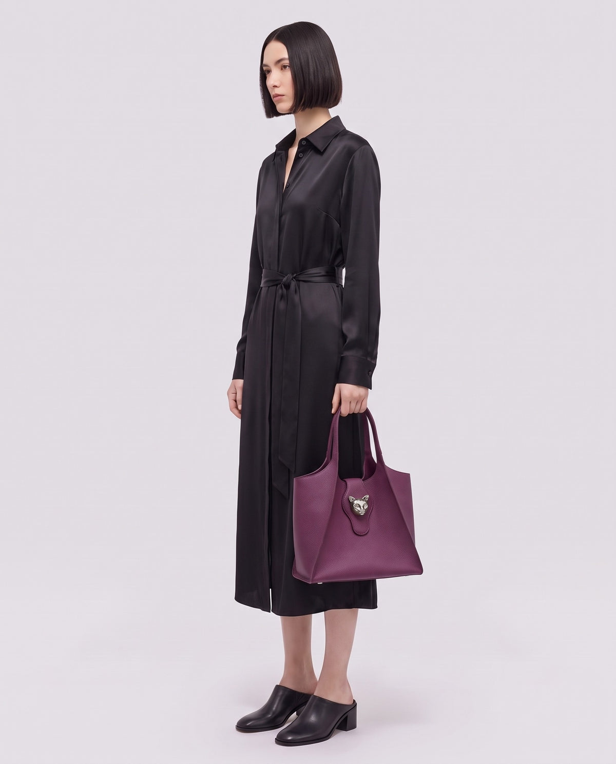 Onda leather tote in Purple – model carrying it