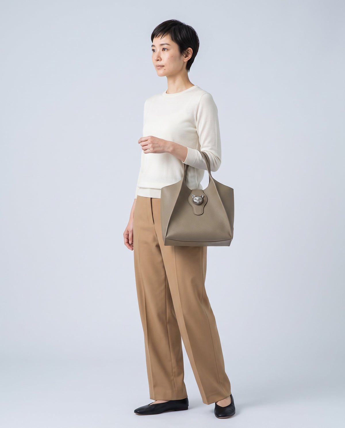 Model carrying the Onda leather tote in Taupe – full length