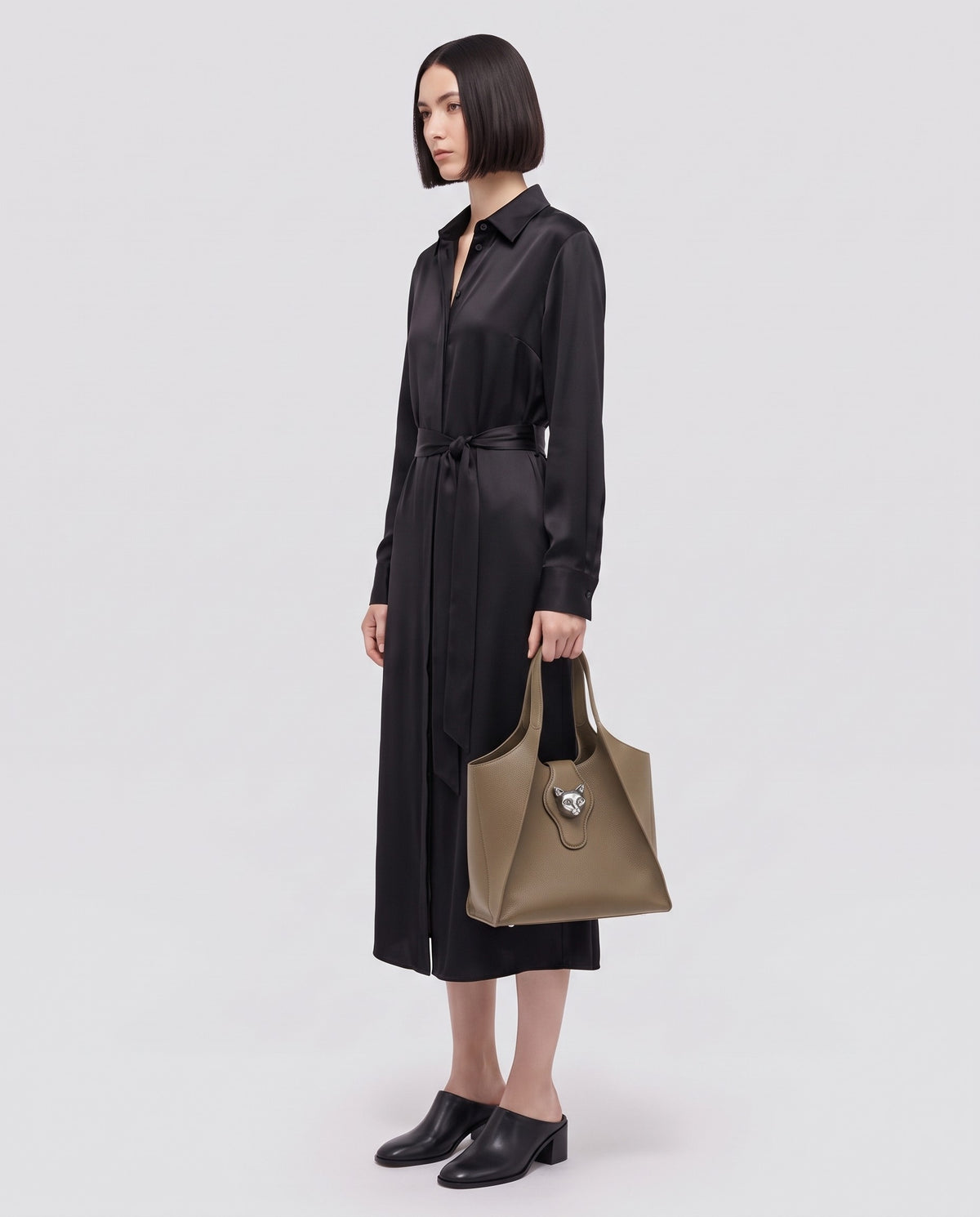 Onda leather tote in Taupe – model carrying it