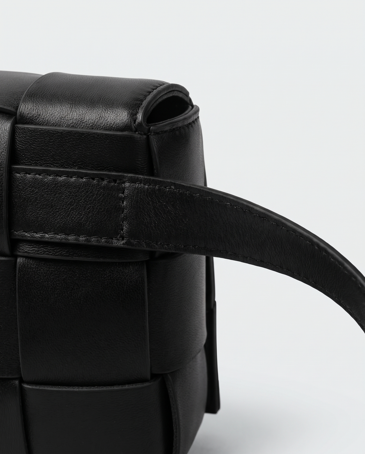 Cassette padded woven leather belt bag in Black – close-up of the strap attachment