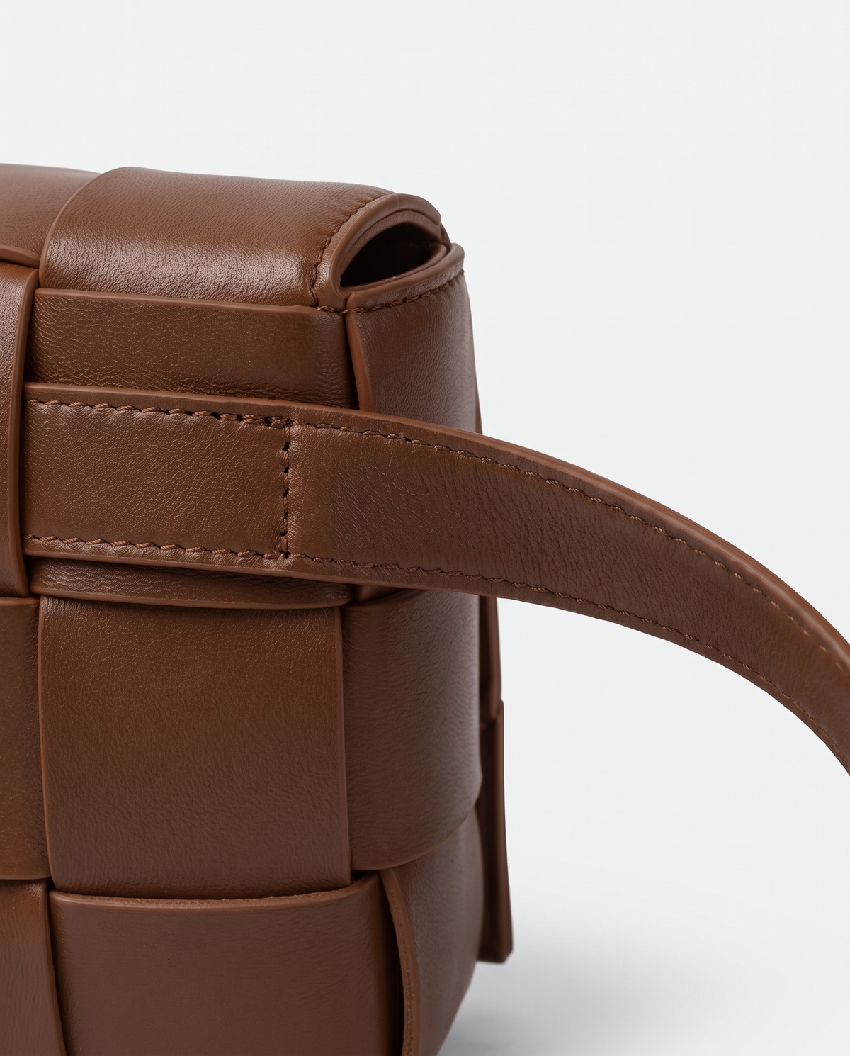 Cassette padded woven leather belt bag in Brown – close-up of the strap attachment