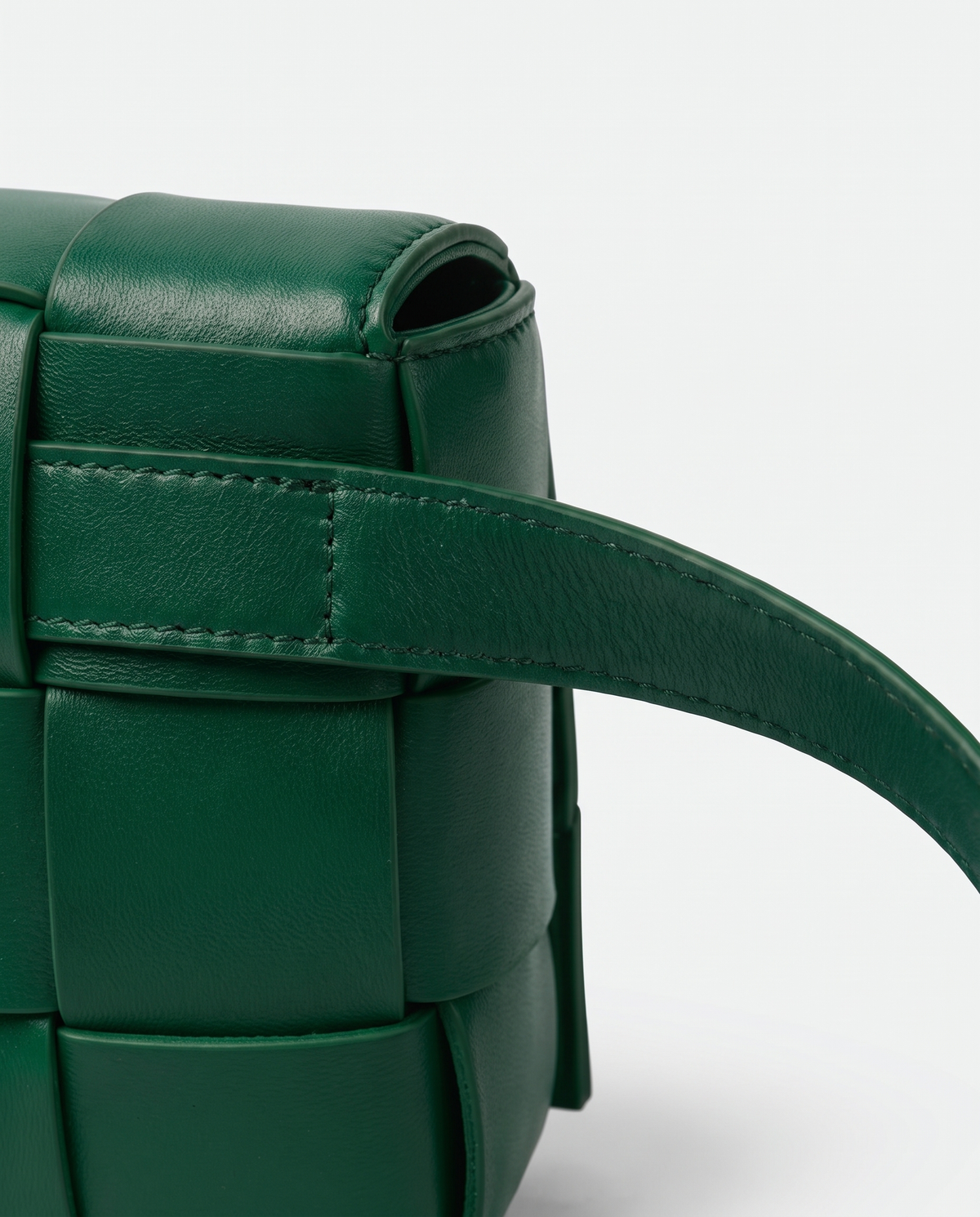Cassette padded woven leather belt bag in Green – close-up of the strap attachment