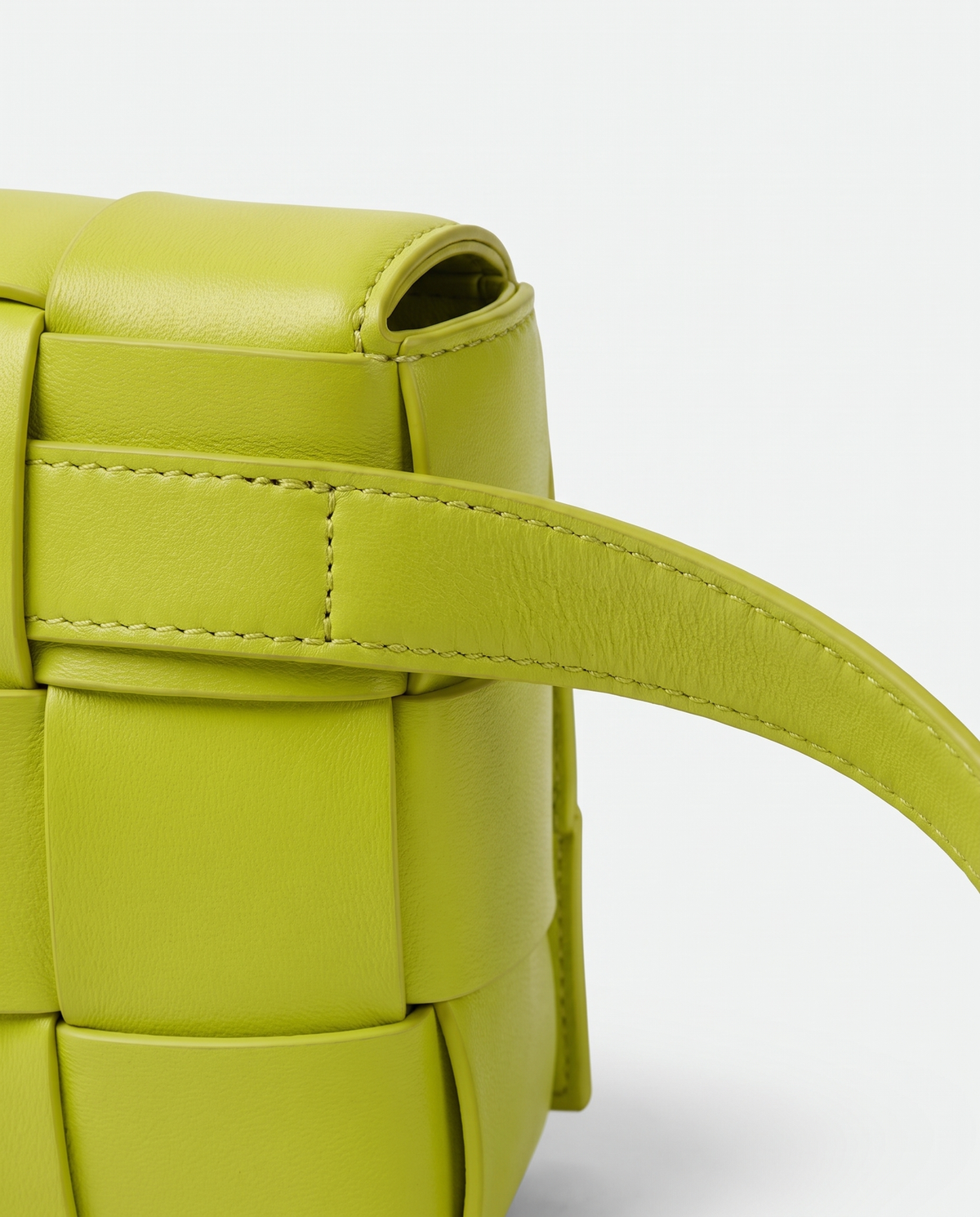 Cassette padded woven leather belt bag in Lime – close-up of the strap attachment