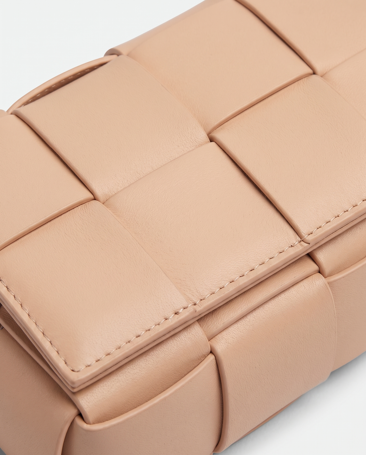 Cassette padded woven leather belt bag in Nude – close-up of the padded woven leather
