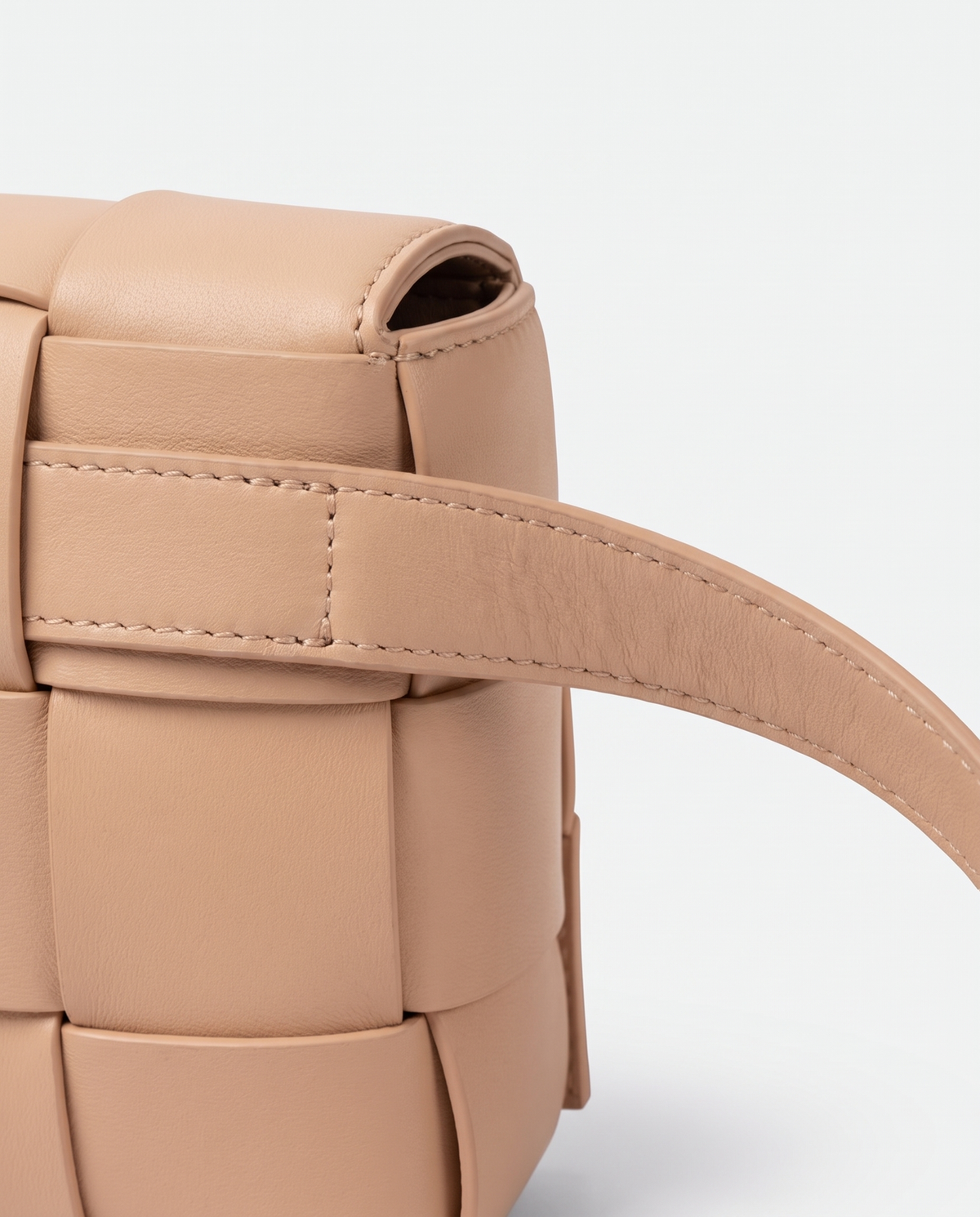 Cassette padded woven leather belt bag in Nude – close-up of the strap attachment