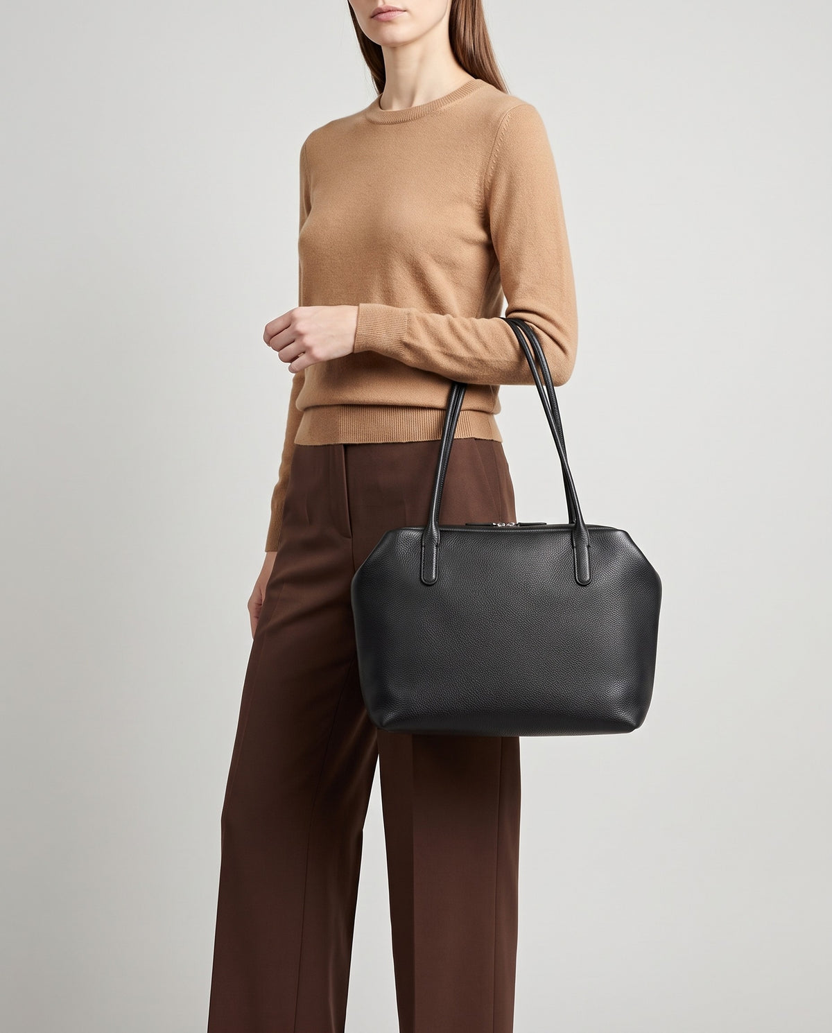 Pavia leather tote in Black – model carrying it