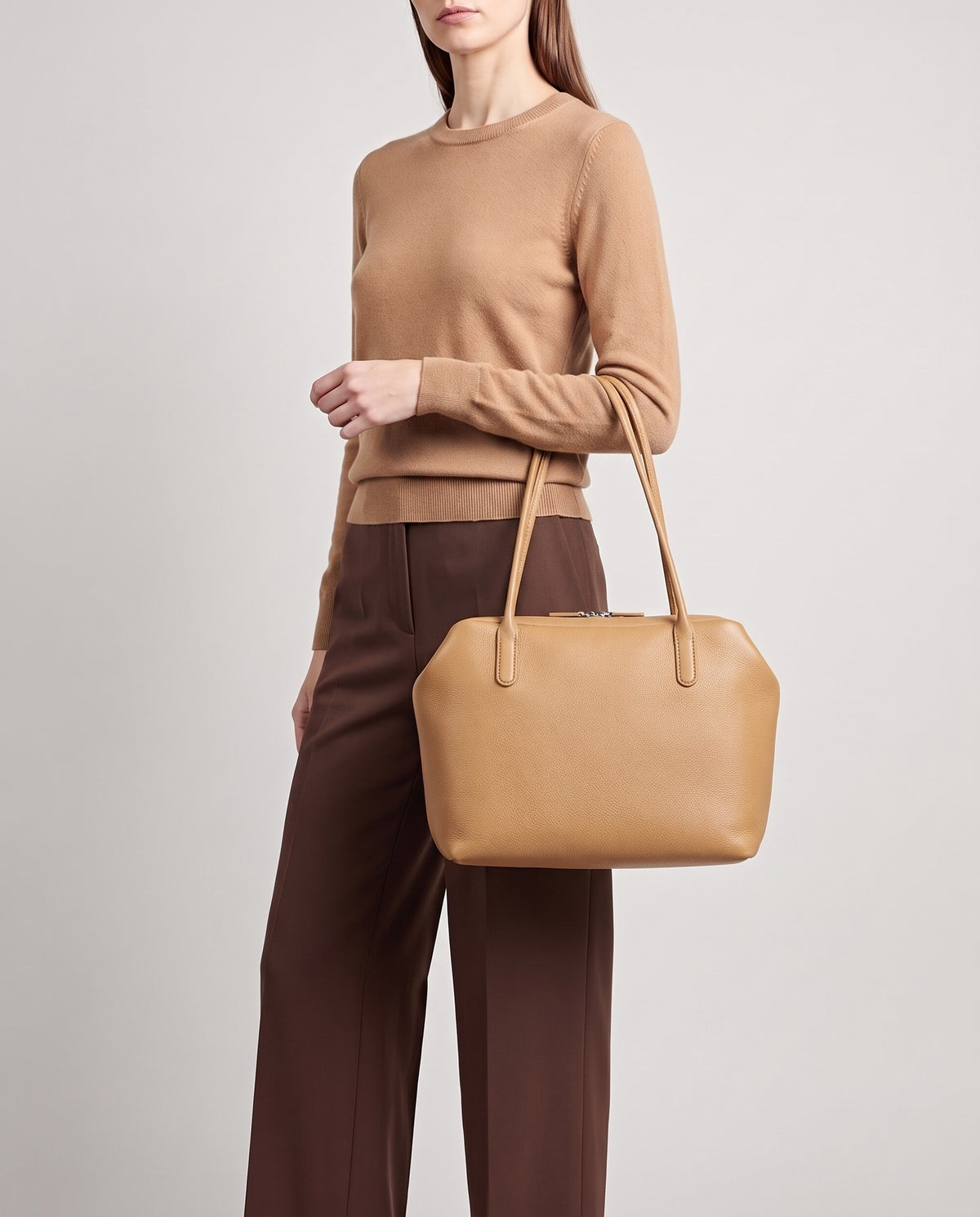 Pavia leather tote in Camel – model carrying it