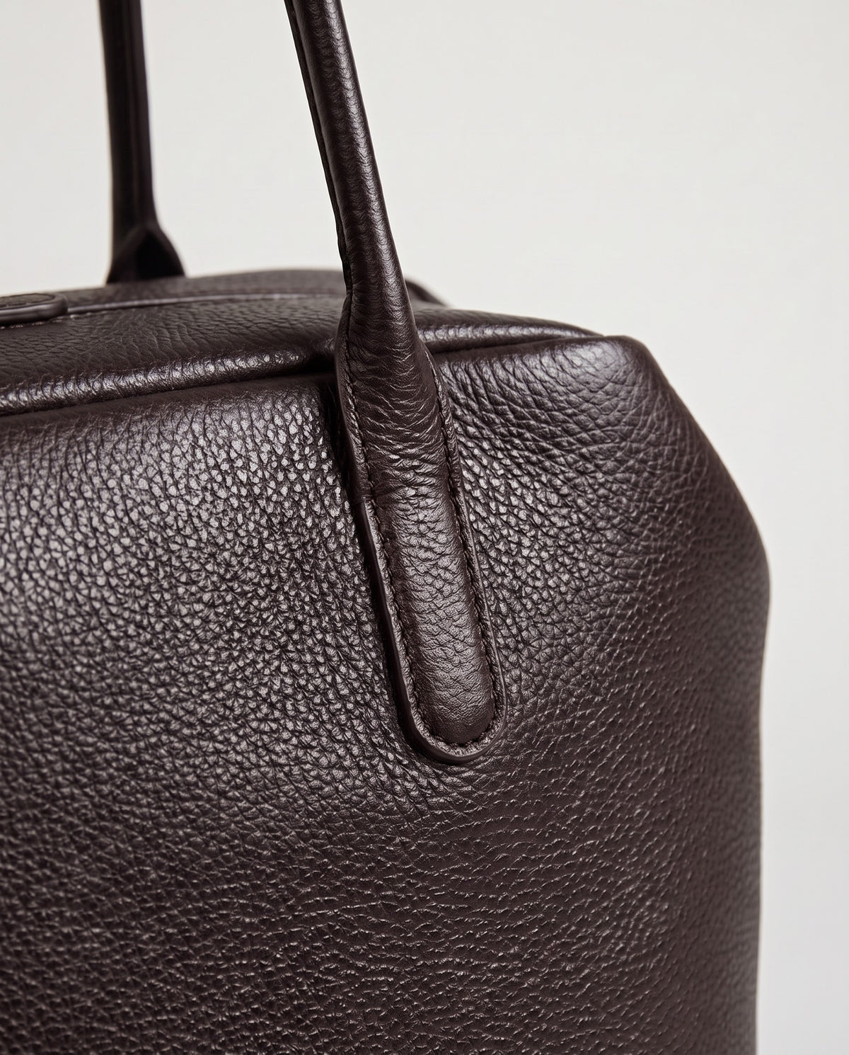 Pavia leather tote in Chocolate – close-up of the leather and stitching