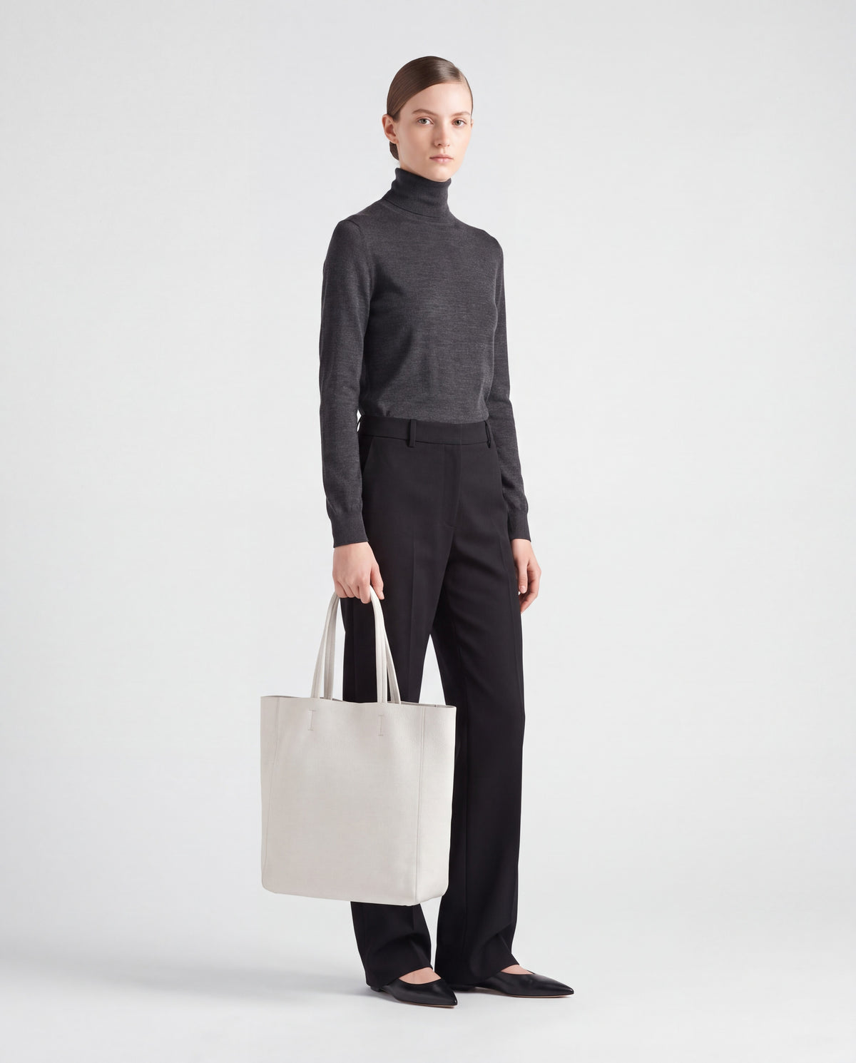 Perla Large bag in Pearl – worn by model, full length