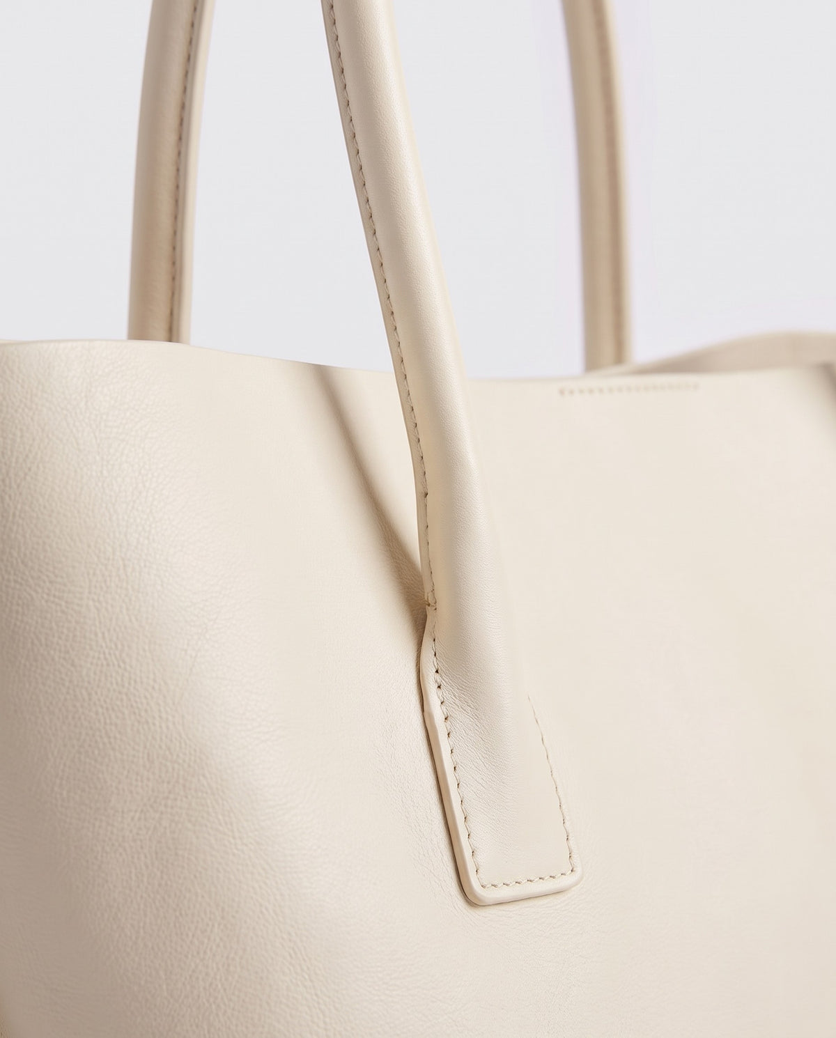 Piano leather tote in Ivory – close-up of the leather and stitching