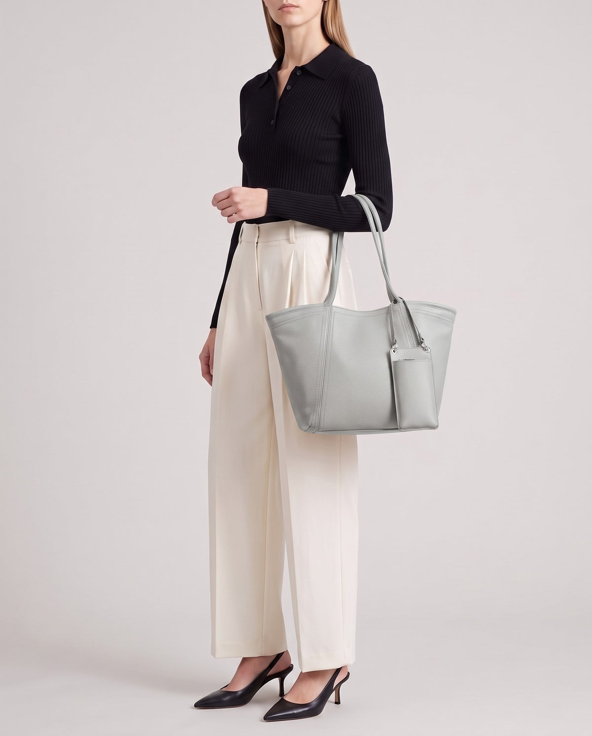 Prima leather tote in Grey – model carrying it