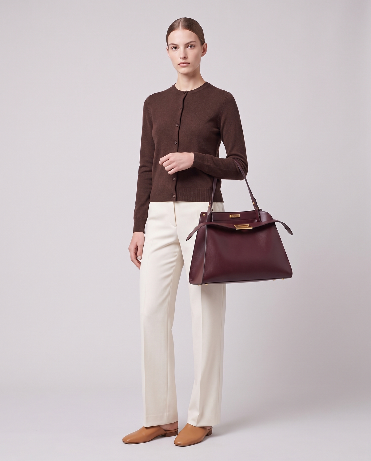 Model carrying the Siracusa leather bag in Burgundy – full length