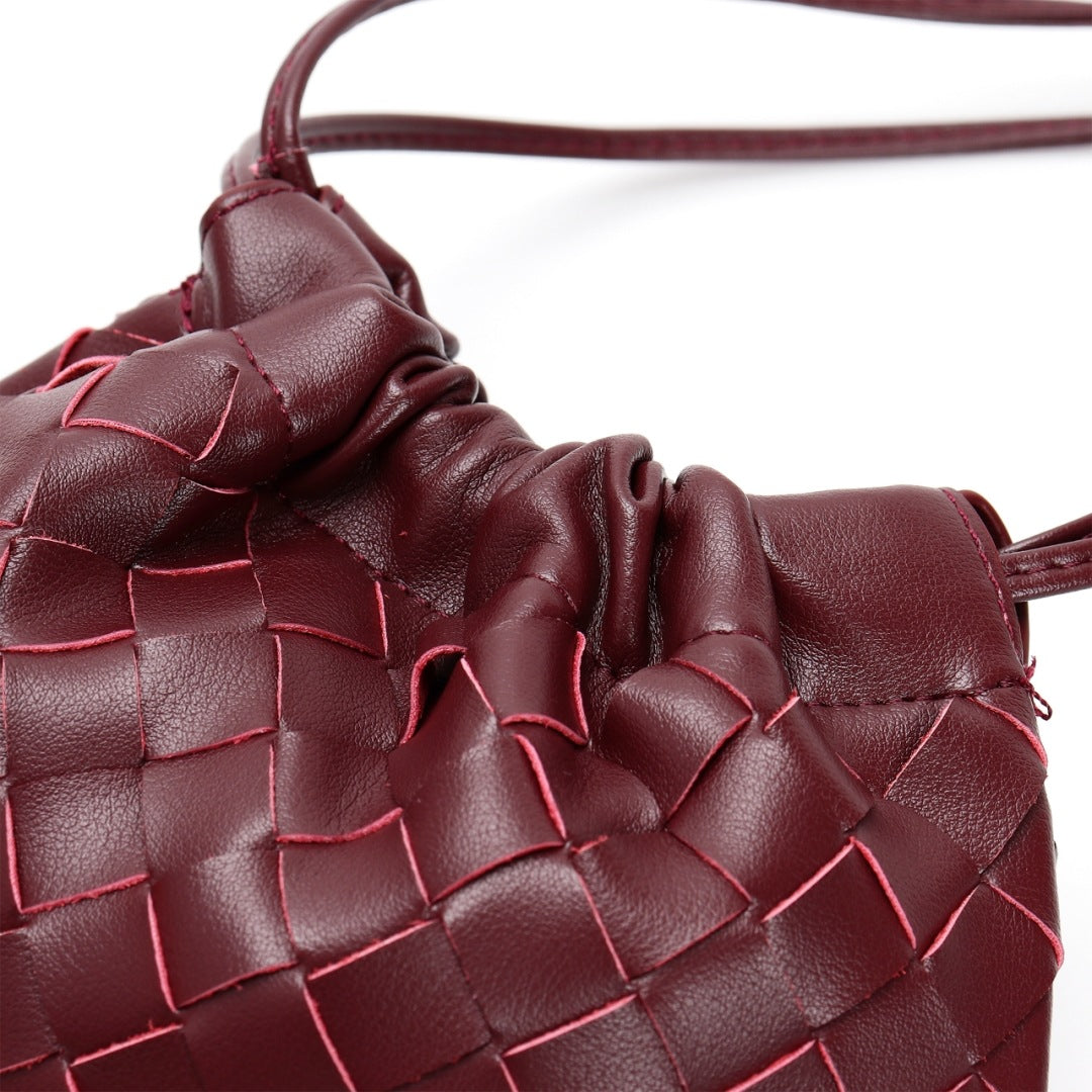 Slim Clutch (Andiamo) genuine leather woven bag in burgundy - texture close-up