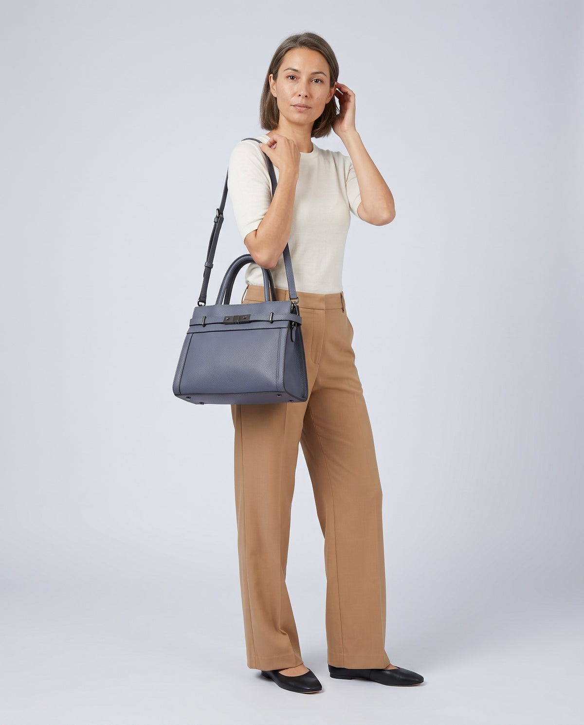Model carrying the Taormina leather bag in Denim – full length