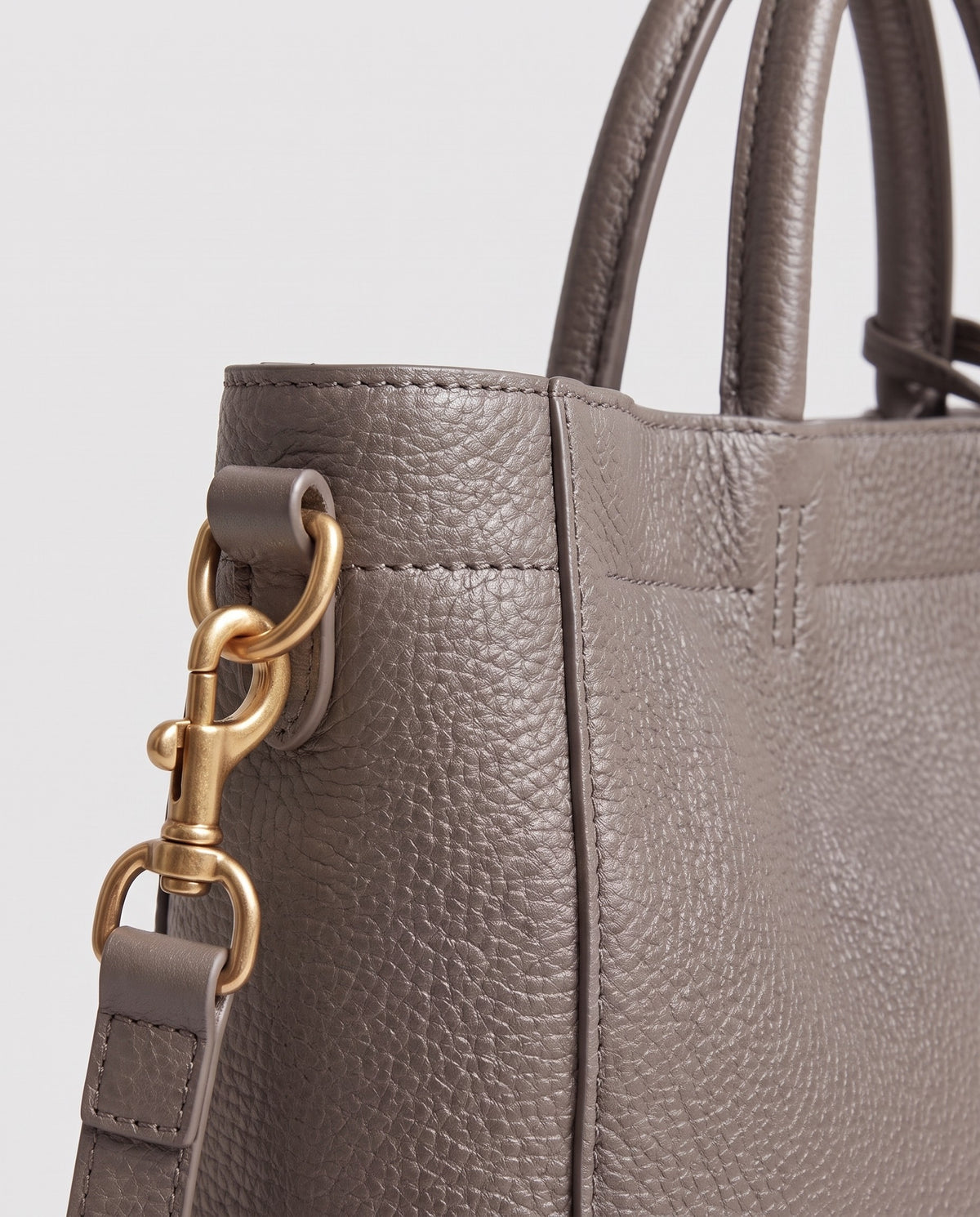 Torre Large leather tote in Grey – close-up of the leather and stitching