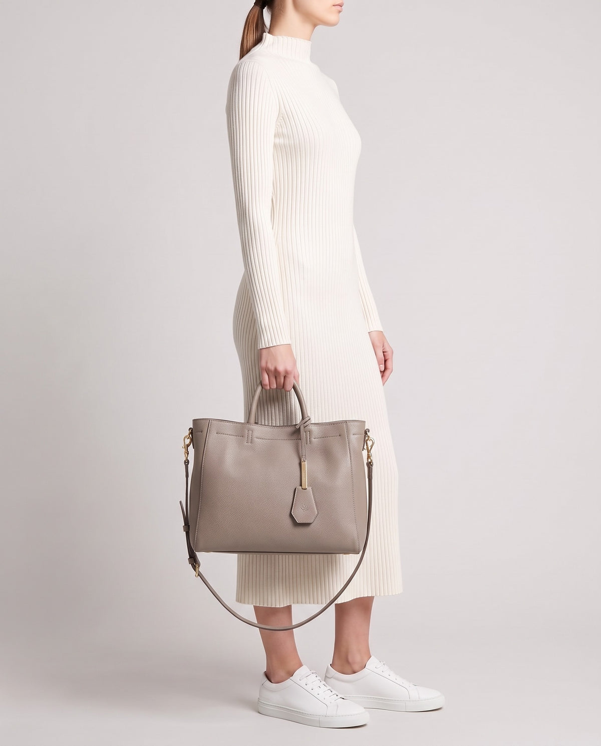 Torre Large leather tote in Grey – model carrying it