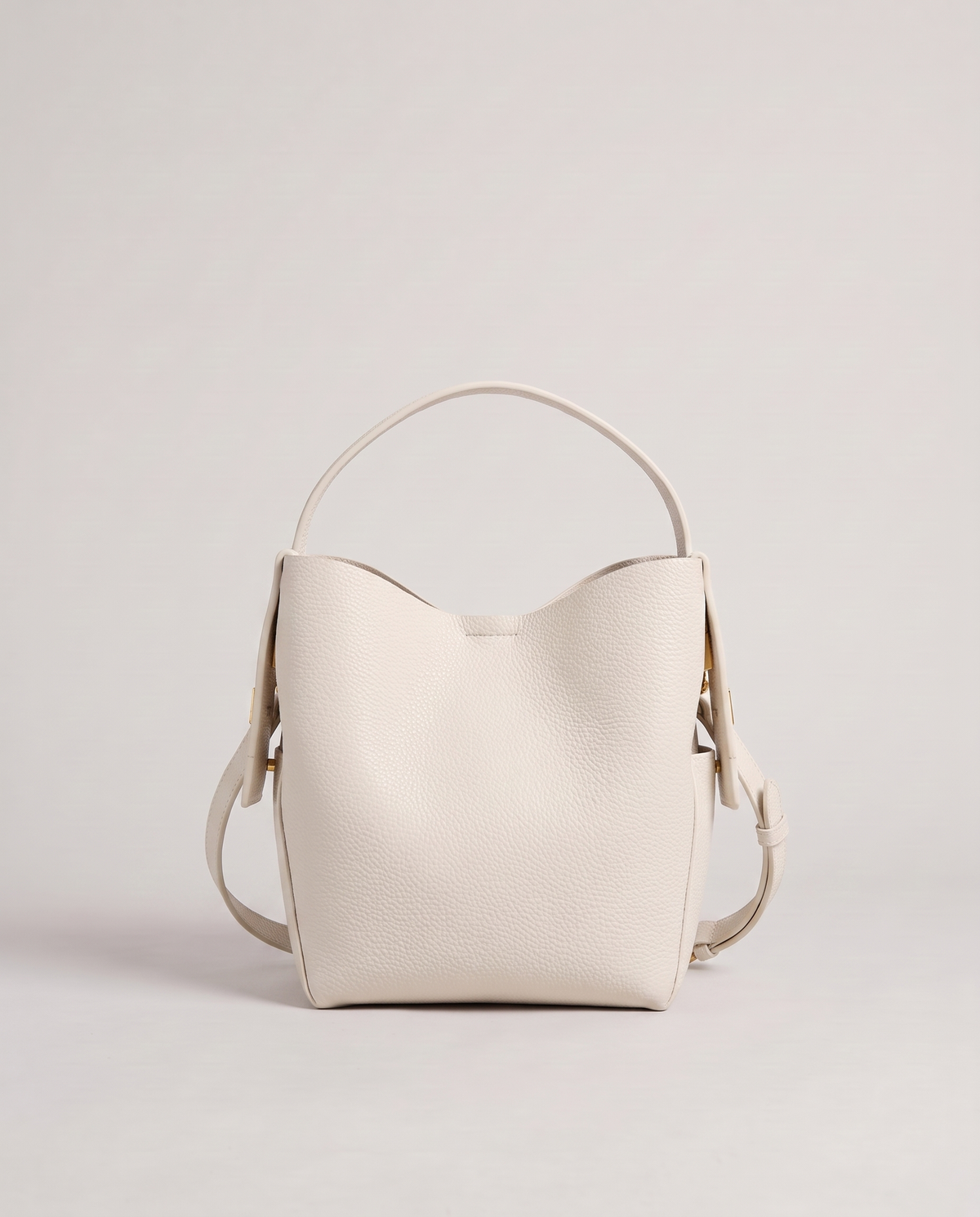 Transit leather bucket bag in Chalk – back view