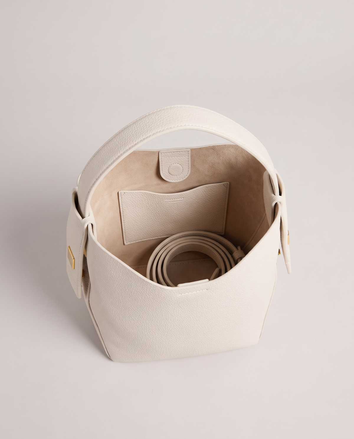 Transit leather bucket bag in Chalk – view from above into the lined interior